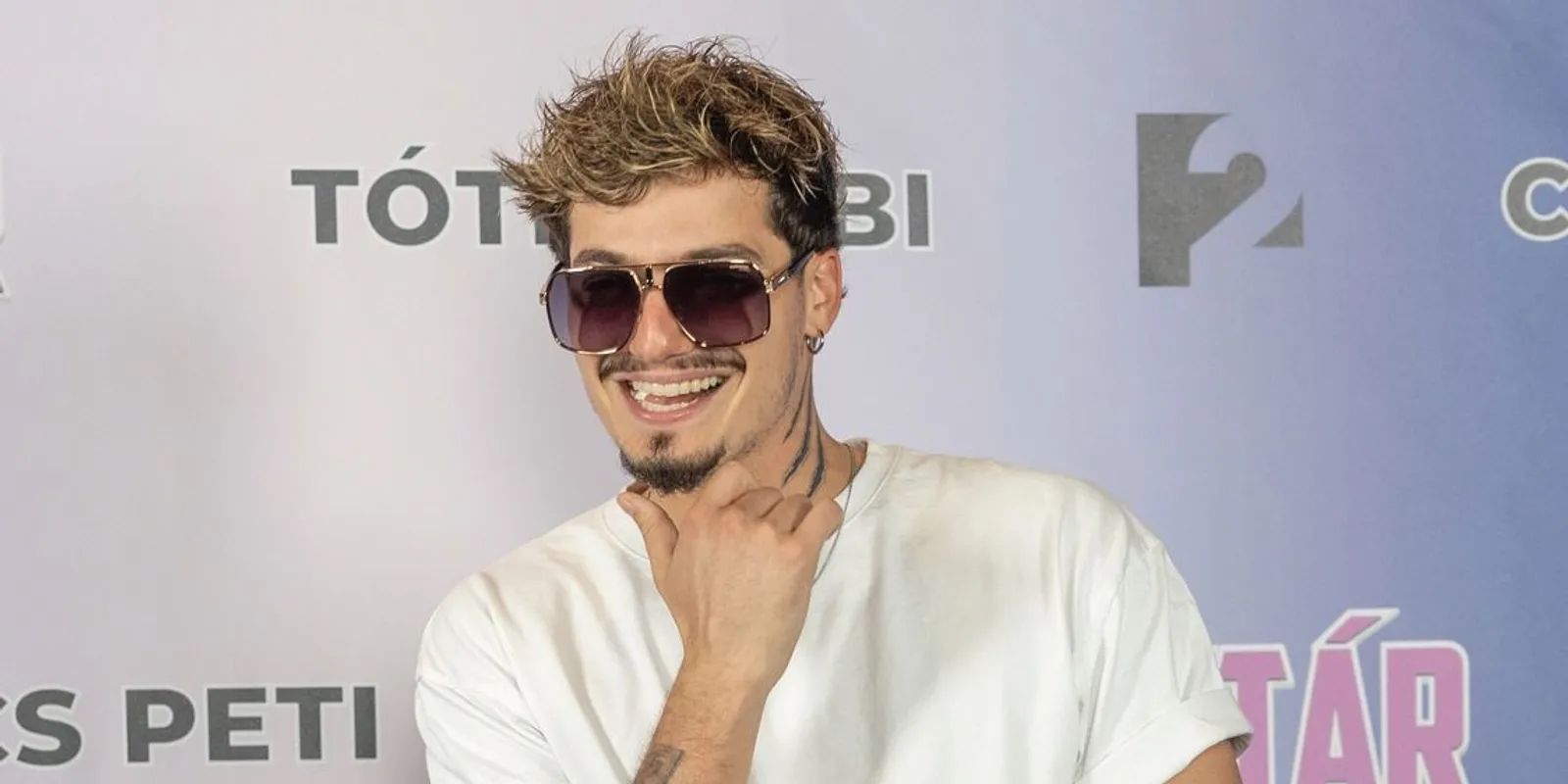 Marics Peti nem akárkivel hagyta el az országot