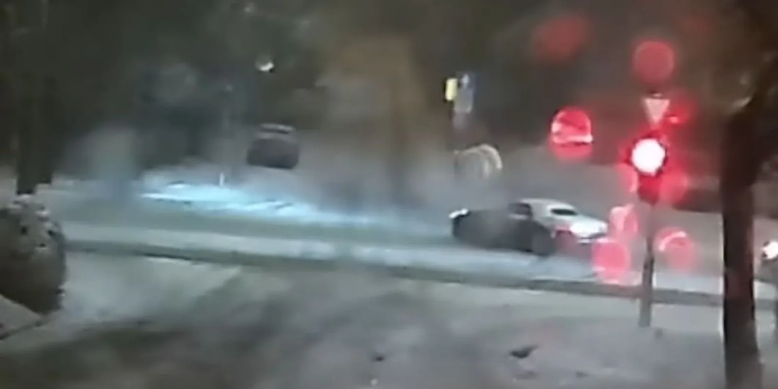 Ezek megőrültek: autó mögé kötve síeltek!