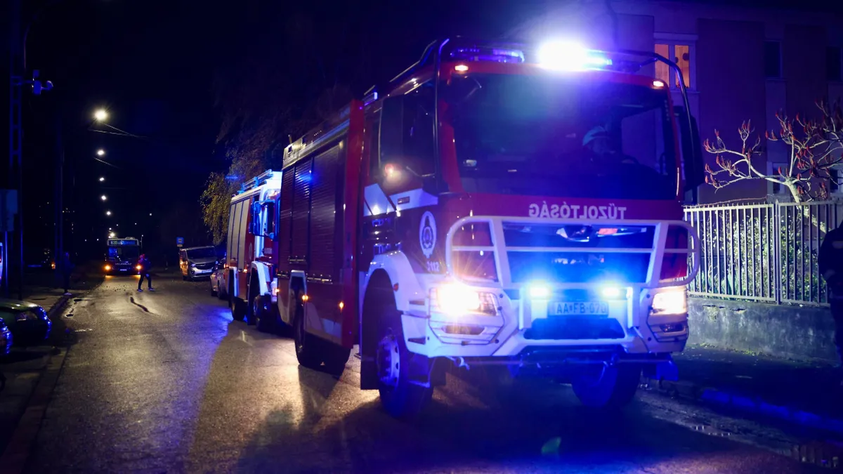 tűzoltók segítik az utasokat a vonatról