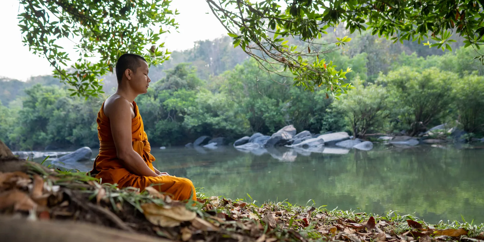 Prostik, fegyverek, drog: Buddhista szerzeteseknél voltak