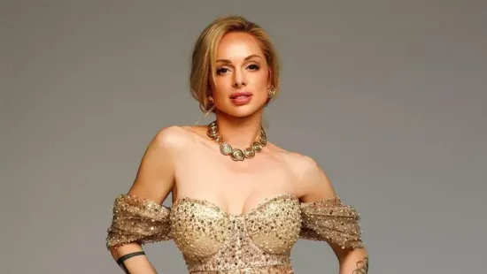 Mégsem szingli? Rózsacsokor buktatta le a szexi valóságshow szereplőt – erre utal a virág színe!