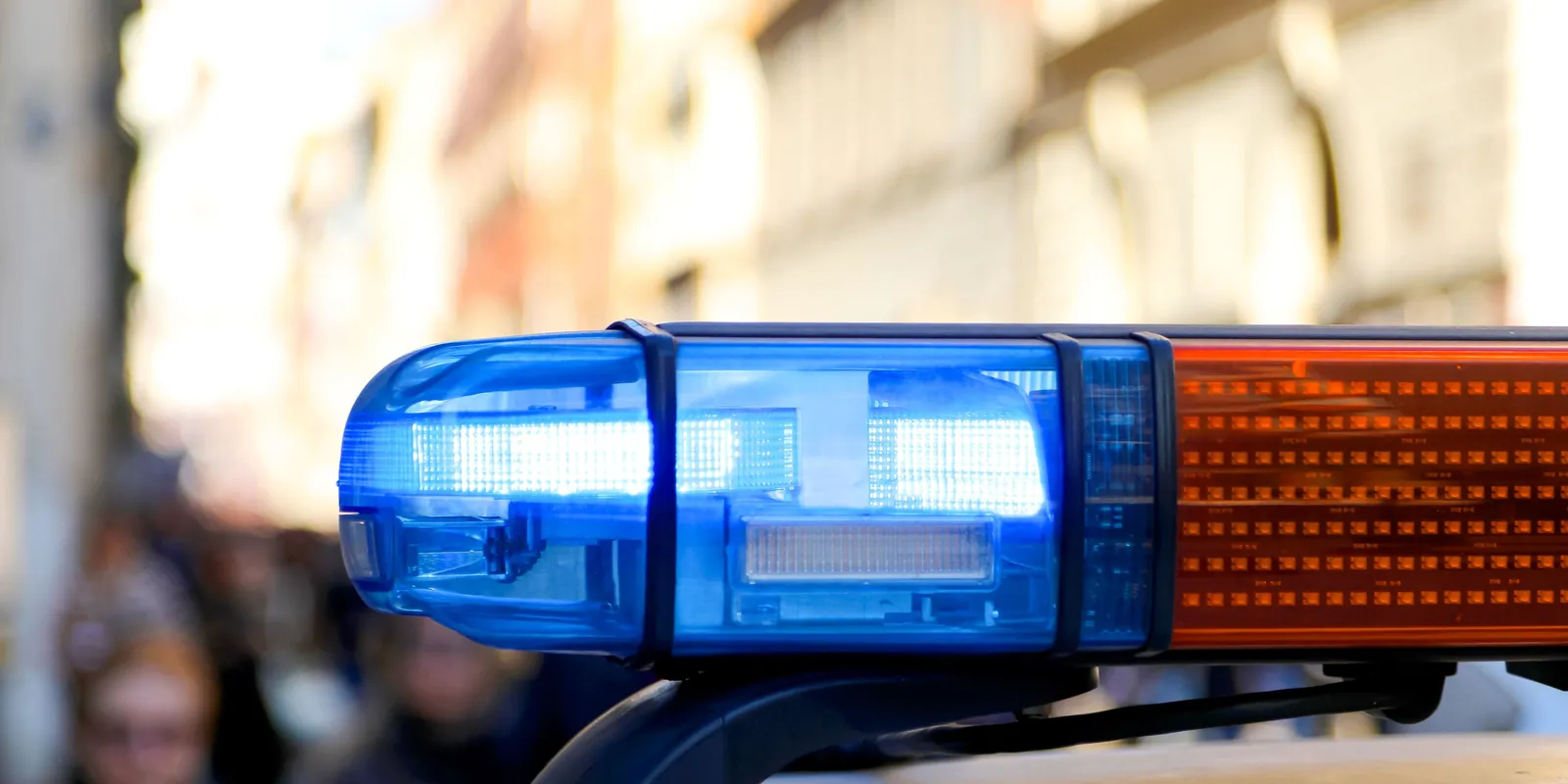 Baleset történt Budapesten, villamossínekre sodródtak az autók