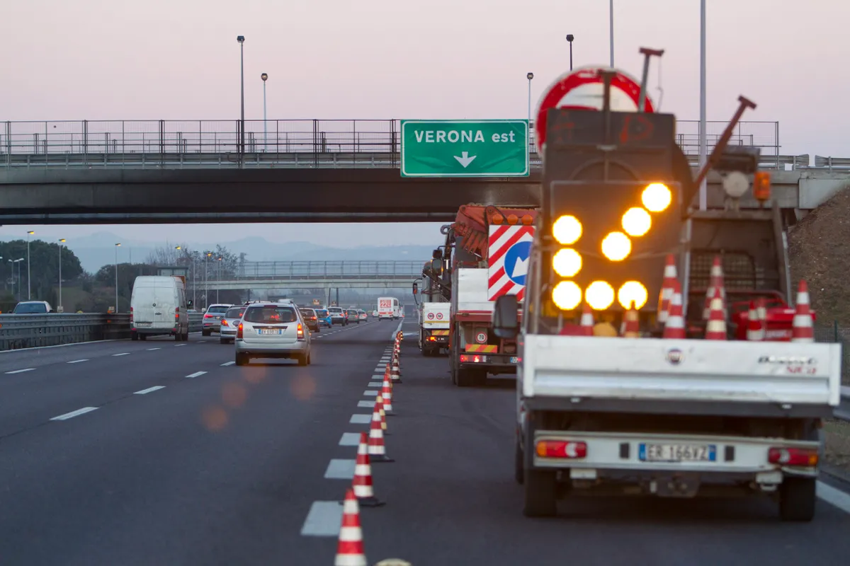 alt=M1-es baleset miatt tíz kilométeres torlódásra lehet számítani