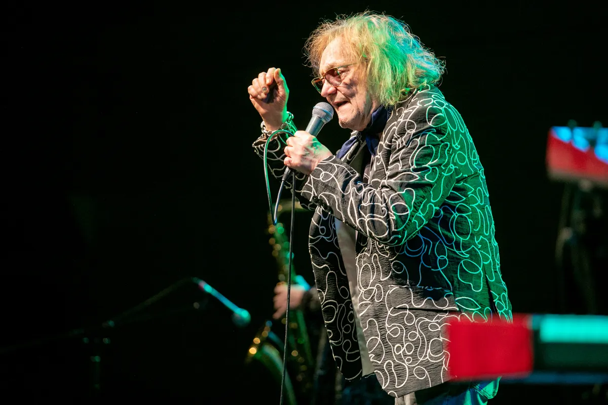 Charlie hatvan éve van a pályán 