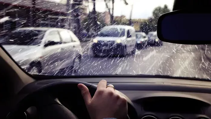 "Még úgysem utaztam hógömbben”: Komlón még a buszban is havazott