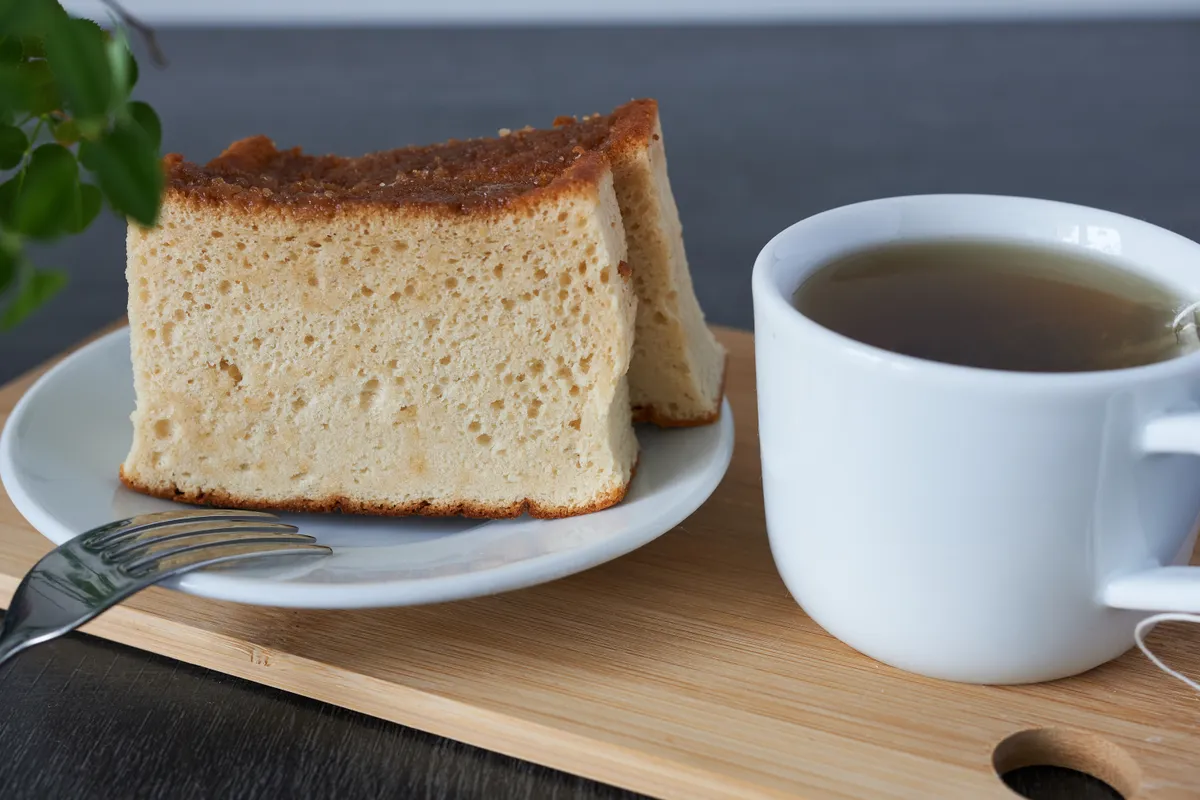 Piskóta a kávé mellé A,Cup,Of,Tea,And,A,Slice,Of,Castella,Muffin