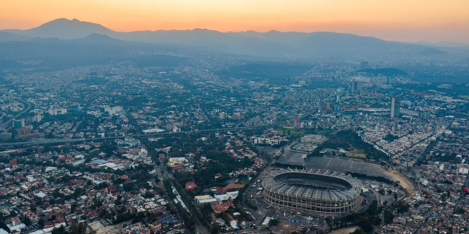 Holttesteket találtak egy stadion mellett