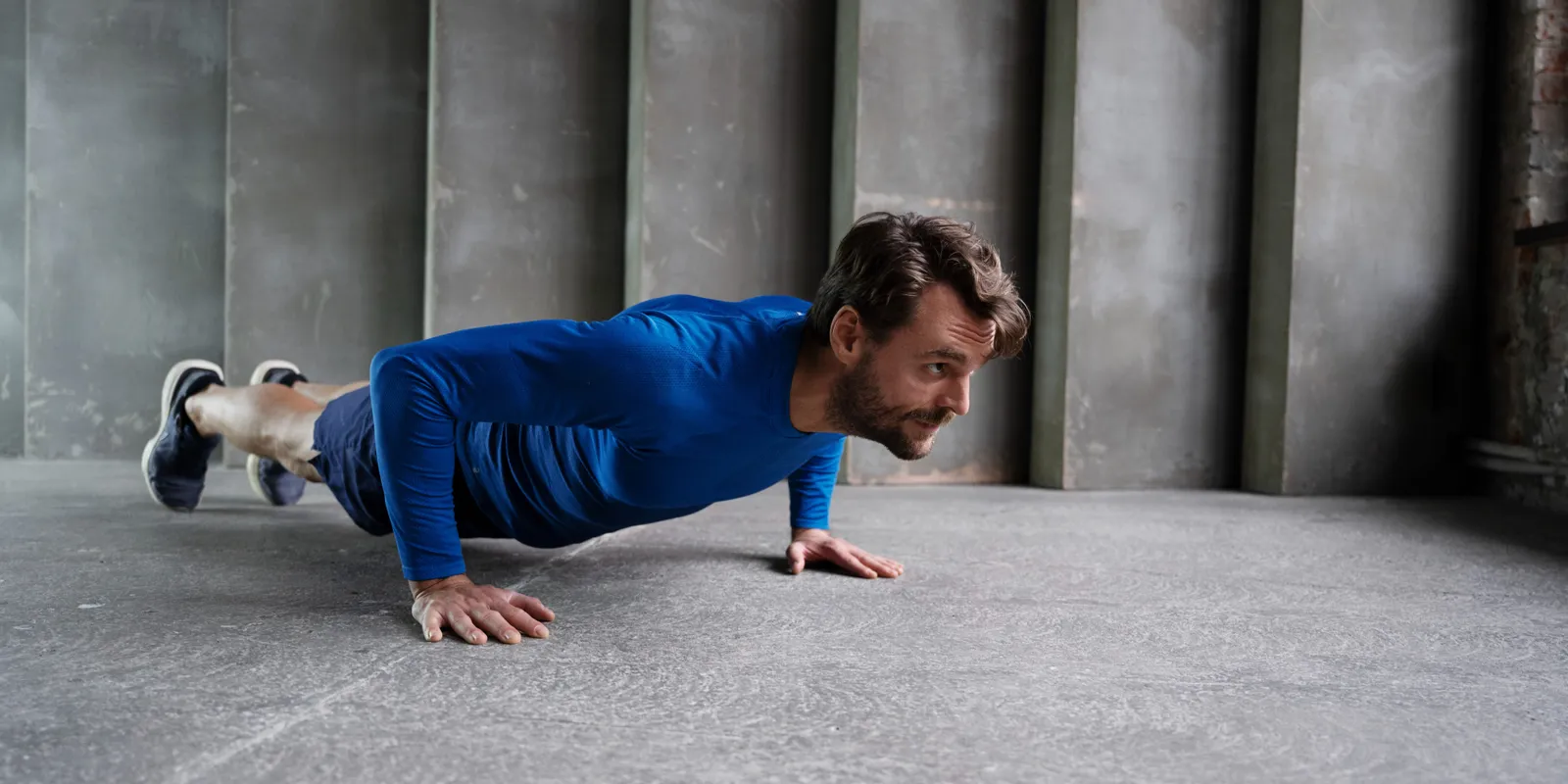 100 fekvőtámaszt végzett minden nap, így hatott testére