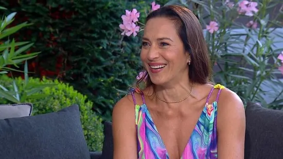 Nem hiszed el! Bikiniben úszott a hóban Fésűs Nelly - Videó