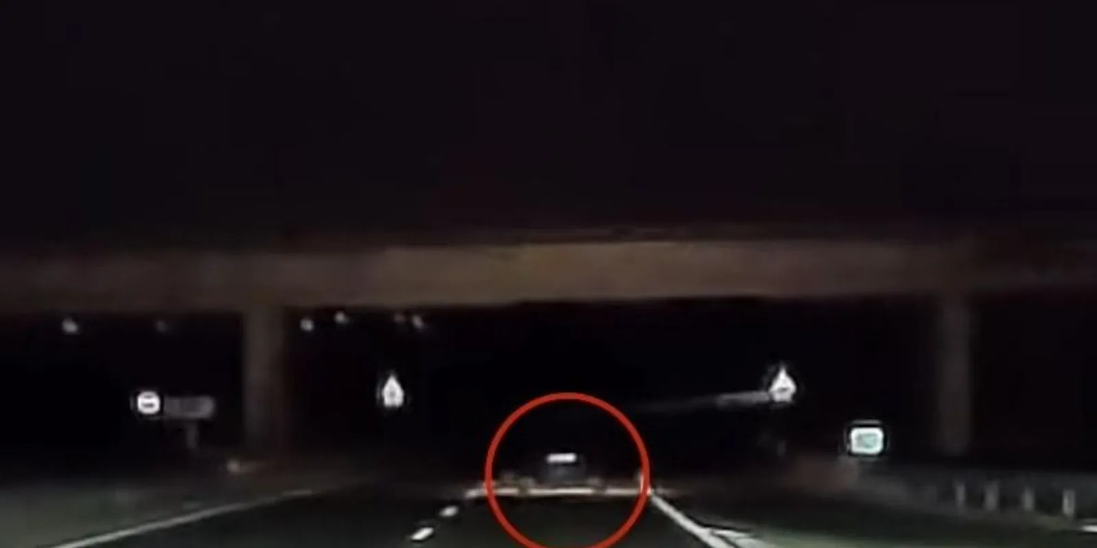 Hiába a hóhelyzet, az emberek veszélyesen közlekednek – videó