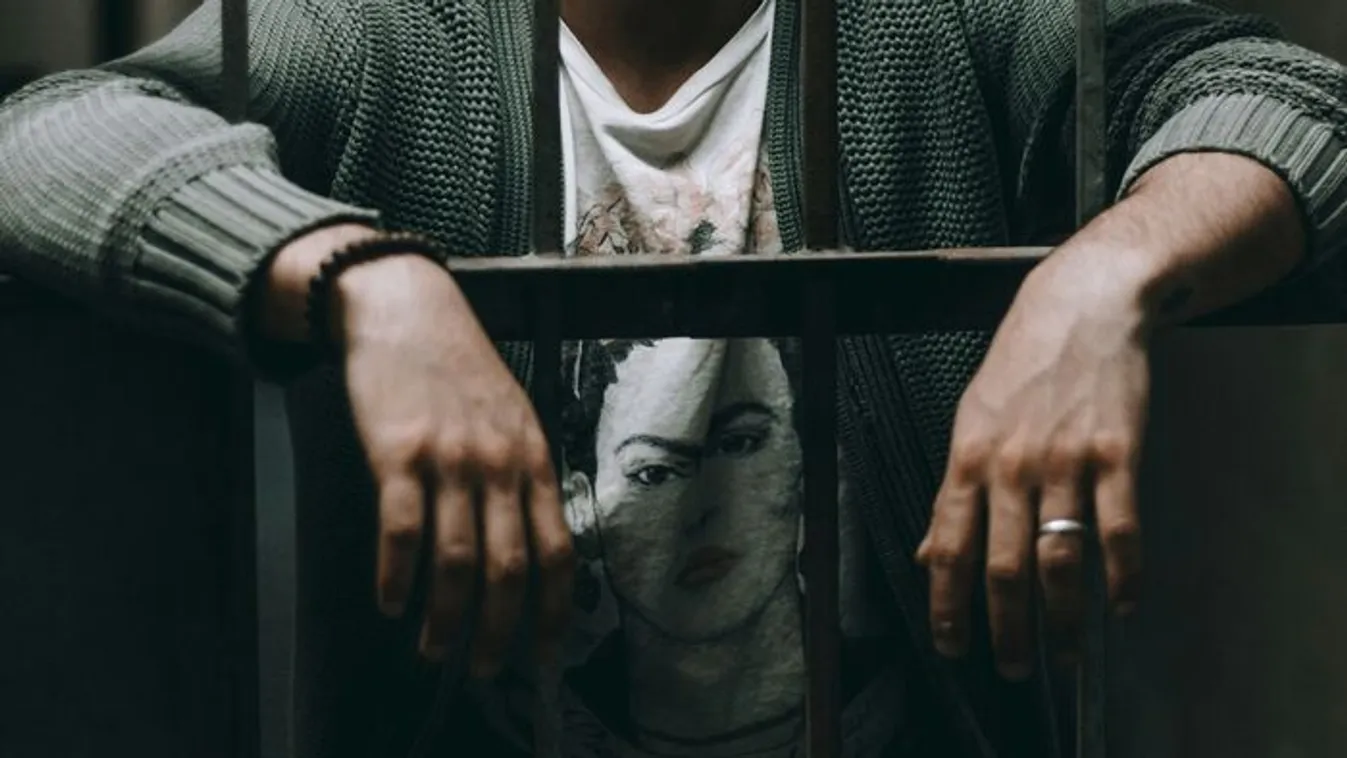 Kábítószer-csempészésre kényszerítettek a fiatal férfit