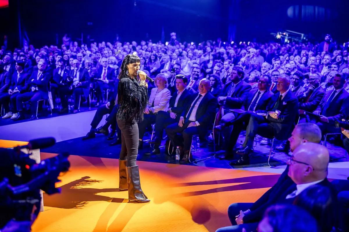 Tóth Gabi az Eye of the Tiger című slágerrel felperzselte a Fidesz-kongresszus színpadát 