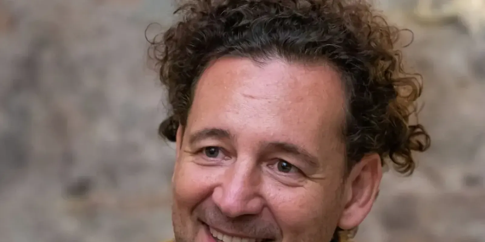 Istenes László - „Két lábbal a földön álló látnok vagyok”