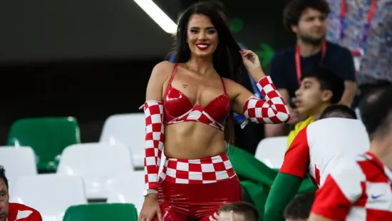 Bikinibaleset, előbukkantak a dögös kebelcsoda óriási mellei