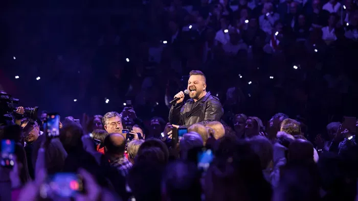 Gudics Máté parádés produkcióval tarolt a Háborúellenes Gyűlés színpadán