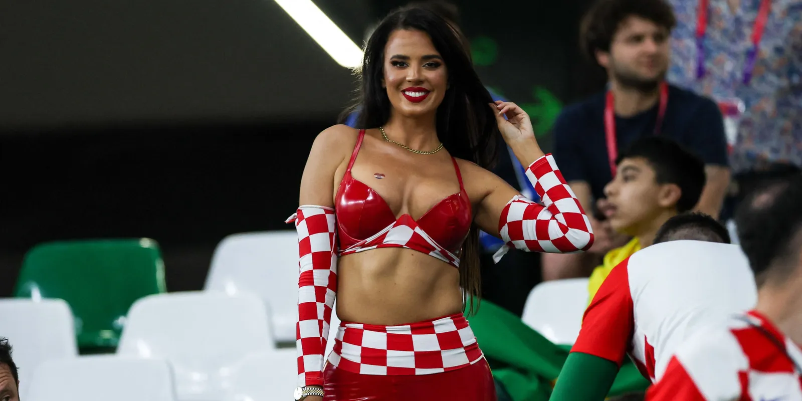 Bikinibaleset, előbukkantak a dögös kebelcsoda óriási mellei