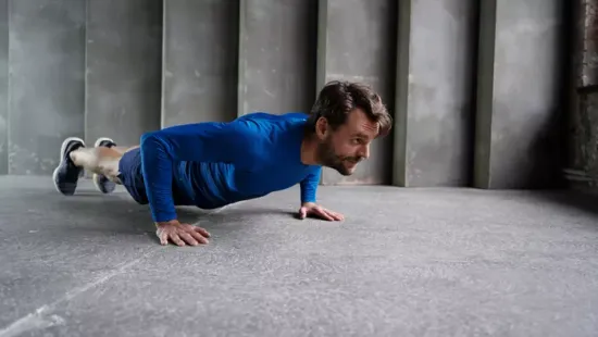 100 fekvőtámaszt végzett minden nap! Ilyen hatással járt testére