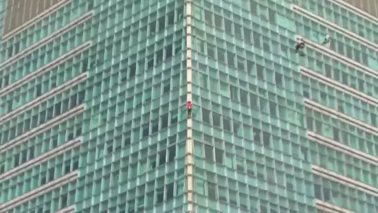 101 emeletes épületet mászott meg a híres hegymászó, mindezt kötelek nélkül - videó