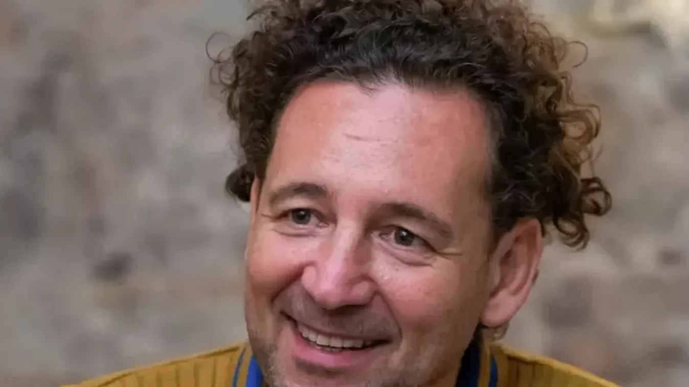 Istenes László - „Két lábbal a földön álló látnok vagyok”