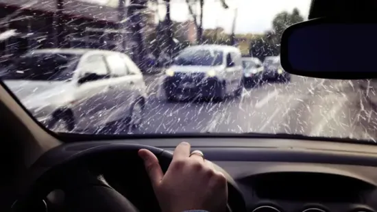 "Még úgysem utaztam hógömbben”: Komlón még a buszban is havazott - Videó