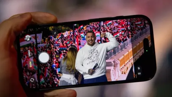 Curtis gyerekkori képe felrobbantotta az internetet - Fotó