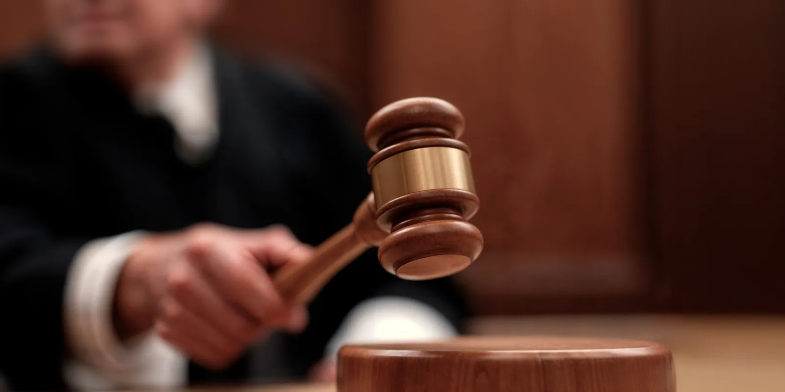 Csak cigizett egy anya, miközben a lánya életéért küzdöttek