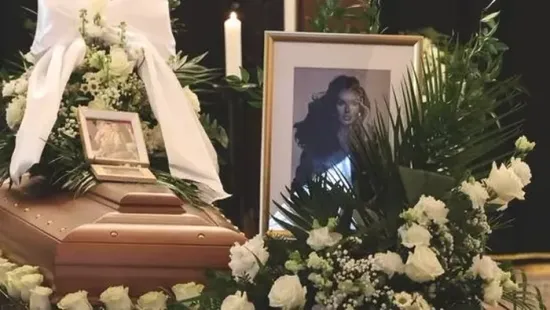 Itt vannak az első képek Jákli Mónika temetéséről