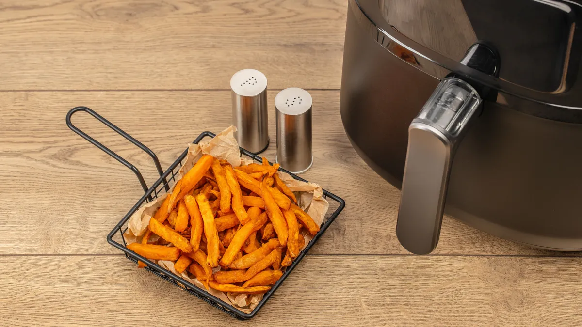 Édesburgonya air fryerben Crispy,Sweet,Potato,For,Air,Fryer,Oven,On,A,Wooden