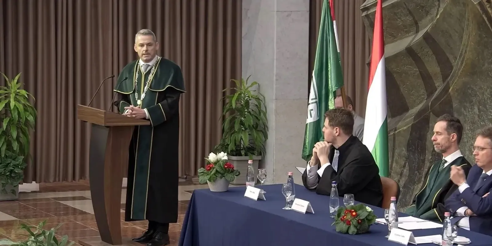 Az uniós zászló helyett is magyar zászló van már a MATE-n