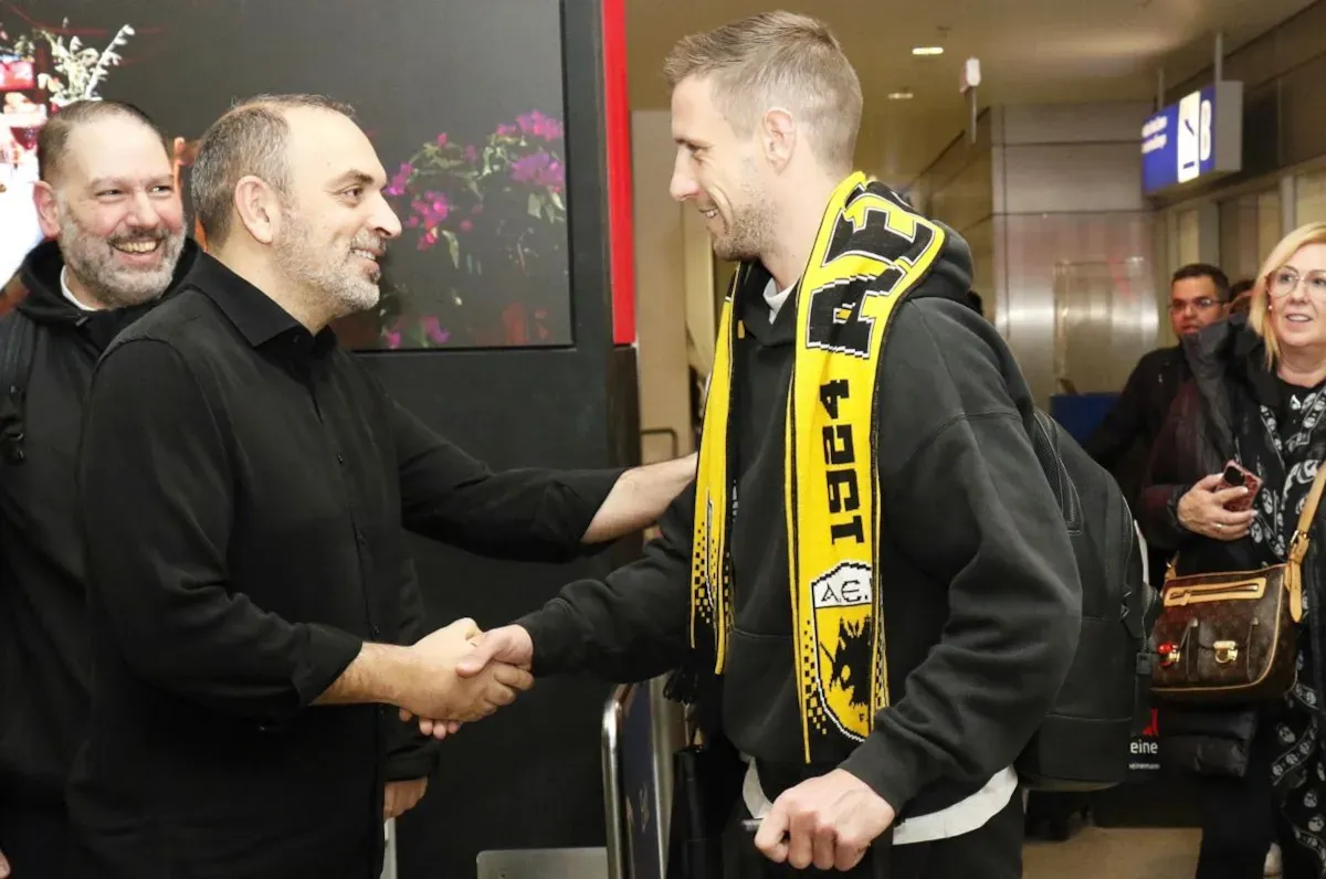 Varga Barnabást a reptéren várták a görögök