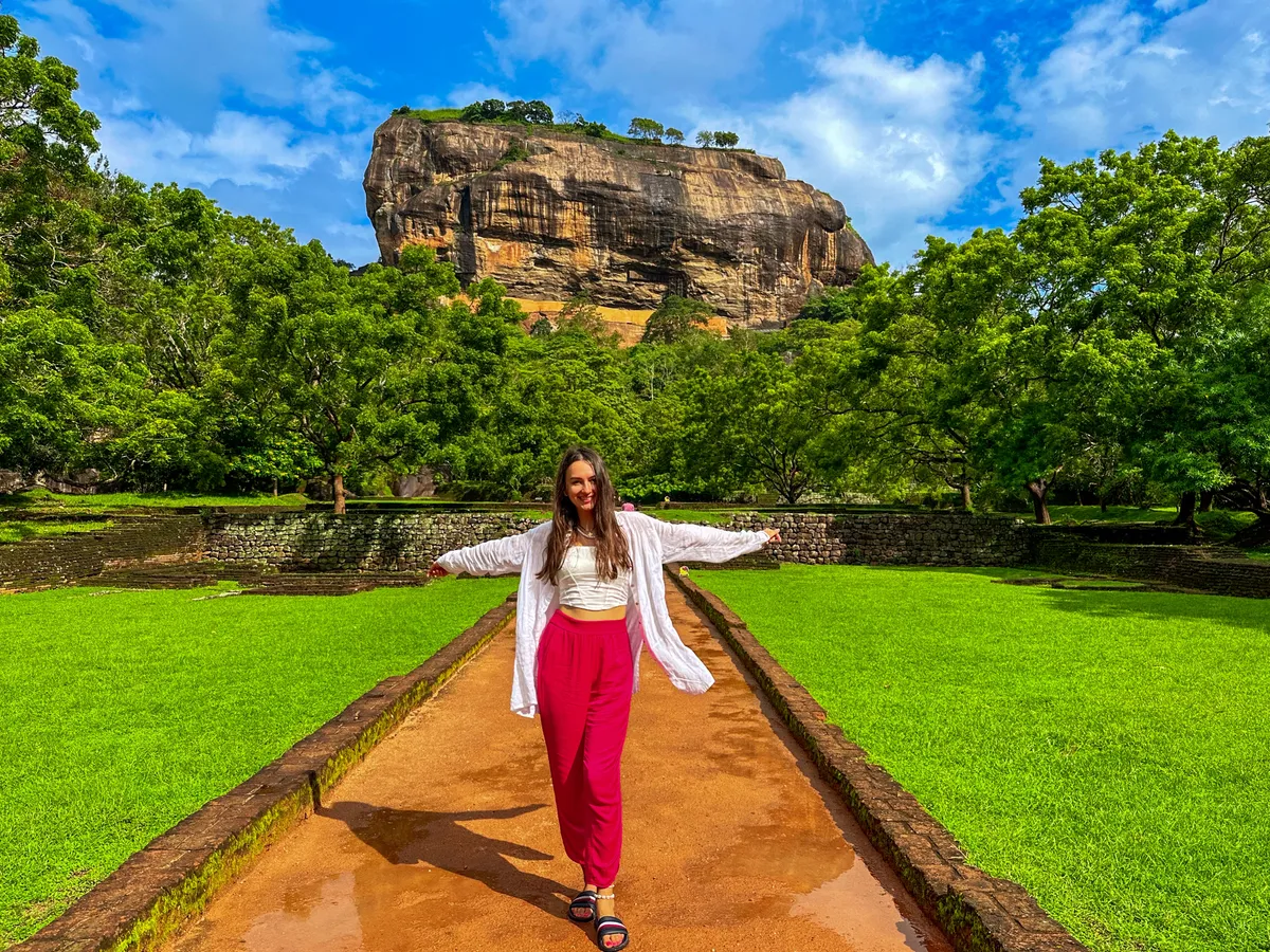 The,Beautiful,Girl,In,A,White,Shirt,And,Pink,Pants