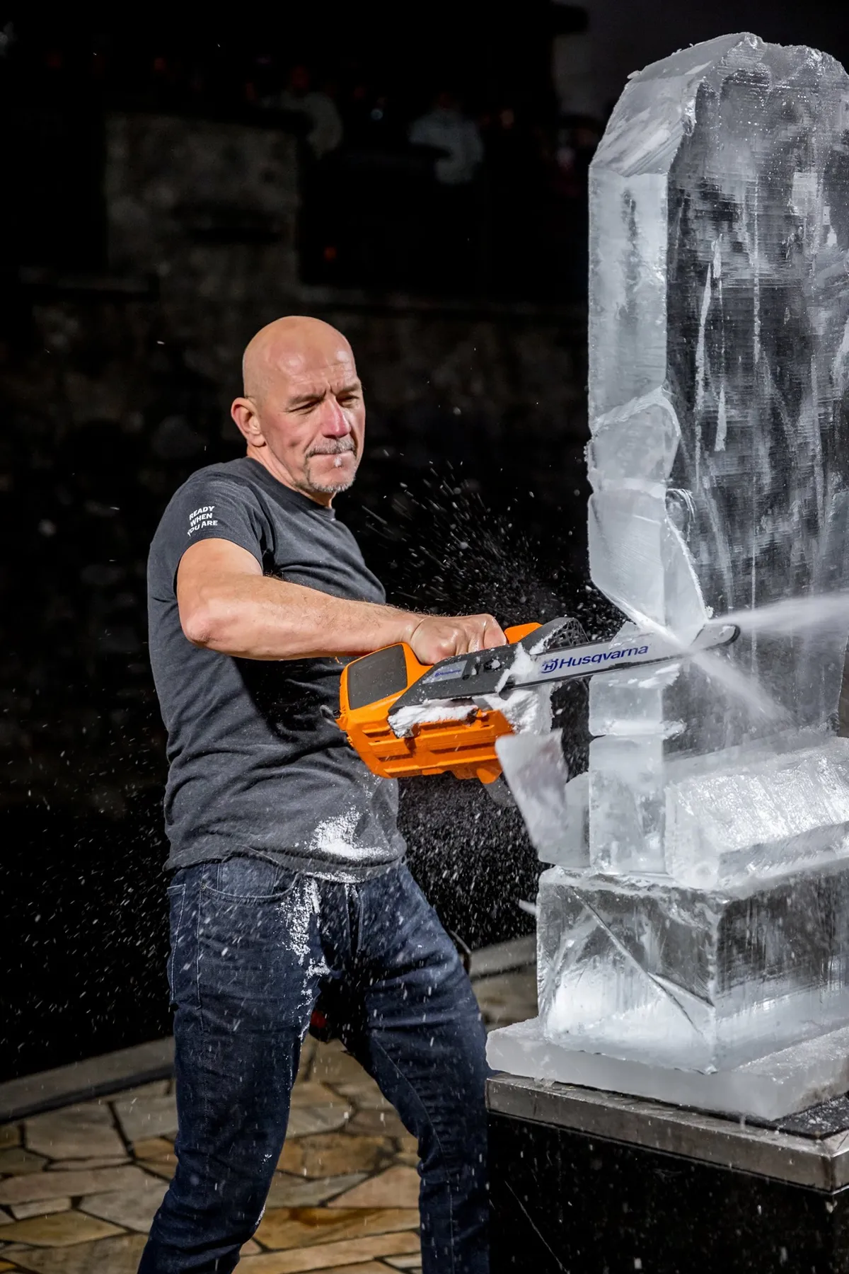 M. Tóth Zsolt és a jégszobrászat egyik legfontosabb eszköze, a láncfűrész 