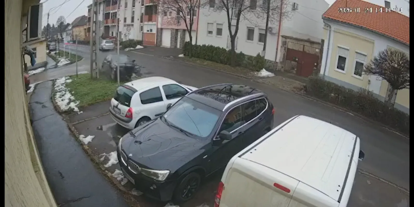 Videón ahogy 3 autón átrepül a gyöngyösi száguldozó