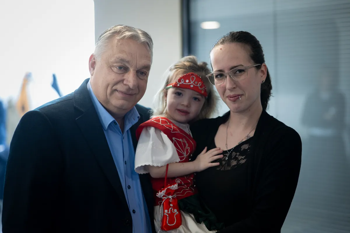 25 év után újra találkozott Orbán Viktorral, most már kislányával a kezében