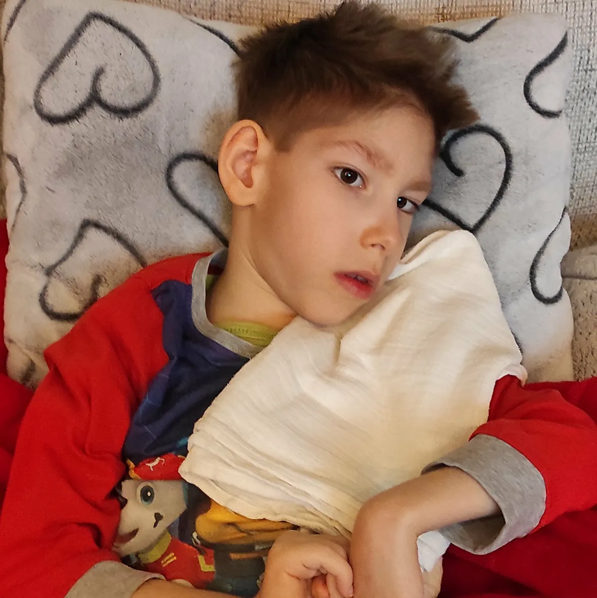 Krisztián születése után herpeszvírus okozta agyvelőgyulladást kapott, aminek következtében testileg és szellemileg is sérült