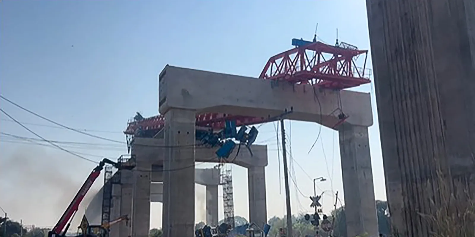 Tragédia: vonatra zuhant egy daru, 22 ember meghalt