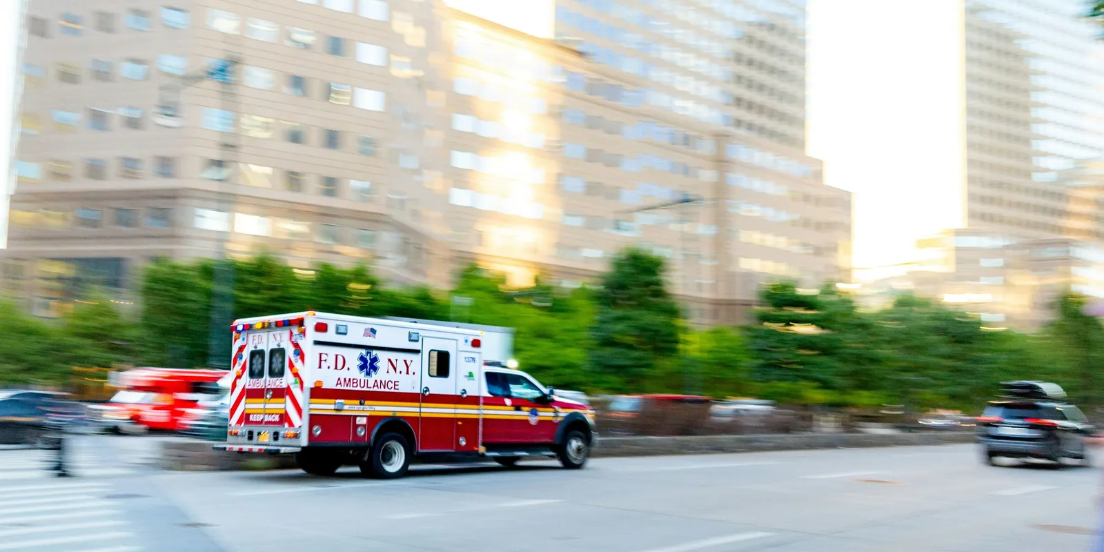 Mentőautóból esett ki egy kislány az autópályán