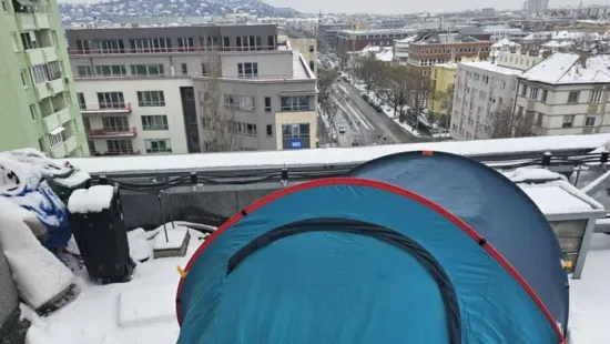 Hajléktalanok élnek a kelenföldi panelházak tetején: így jutnak be a lakásokba