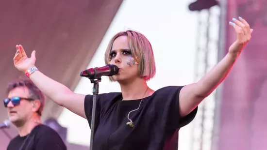 600 ezer forintért árulja festményét a Honeybeast énekesnője: „Mindig is áron alul adtam a munkáimat”