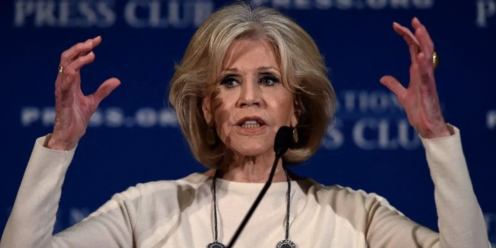 Mi történt Jane Fondával? Kerekesszékben kapták lencsevégre a repülőtéren