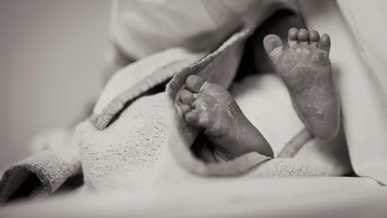 Vakbélgyulladásnak hitte a fájdalmait, egészen a szülésig nem tudta, hogy gyermeket vár