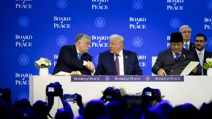 Orbán Viktor fotókkal mutatta meg a Béketanács megalapítását