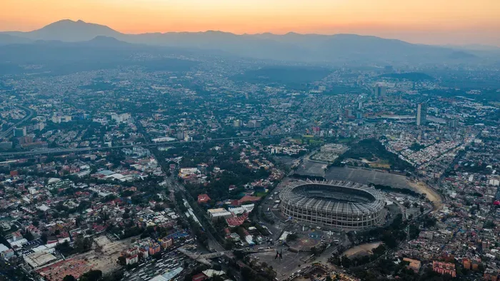 Holttesteket találtak egy stadion mellett