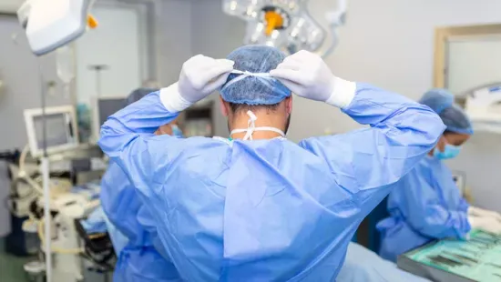 Felébredt a műtét után, majd idegen nyelven kezdett beszélni egy férfi