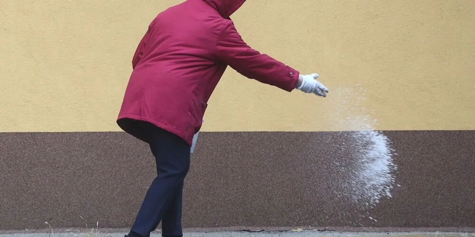 Mindenkinek foglalkoznia kell az ónos eső eltakarításáról