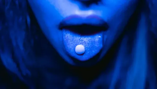 "Az orvosok azt mondták, ha folytatom, meghalok" - drogfüggősége miatt már húscafatokat pisilt a fiatal nő