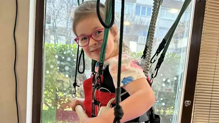 Első lépéseit tette meg az 5 éves, súlyos beteg Sárika