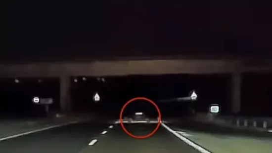 Télen eltűnik a józan ész az utakról?– Gyalogos az autóúton, roller a jégen – Videó