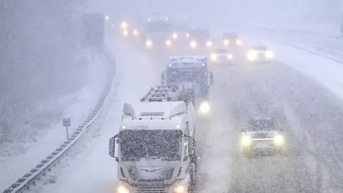 Európát lebénította a havazás, itthon folyamatos a takarítás