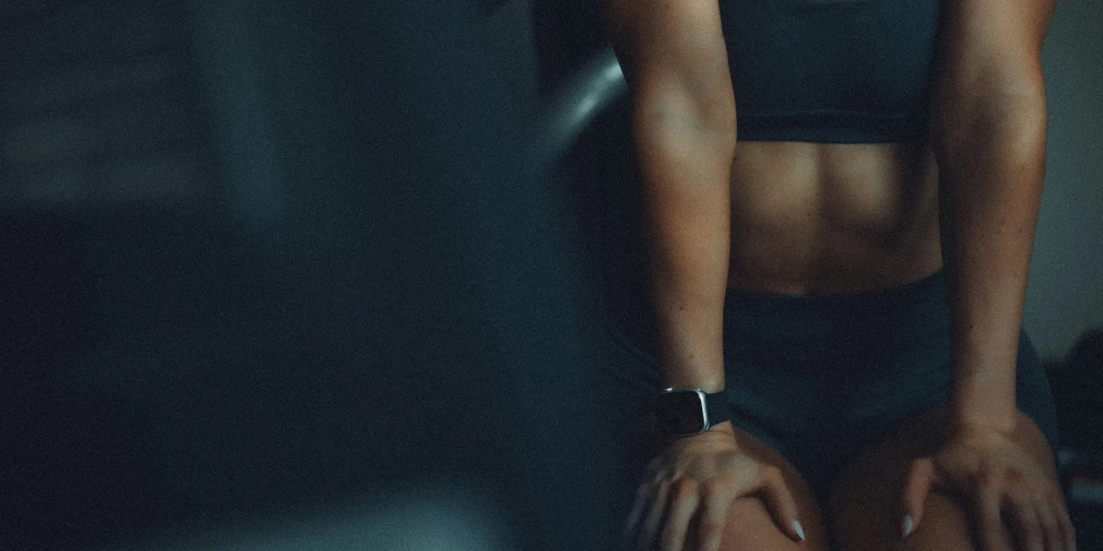 Palackba zárt izzadtságát árusítja a szexi bombázó